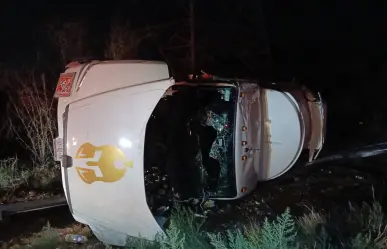 VIDEO | Volcadura de tráiler en la Carretera Monterrey-Laredo moviliza a rescatistas