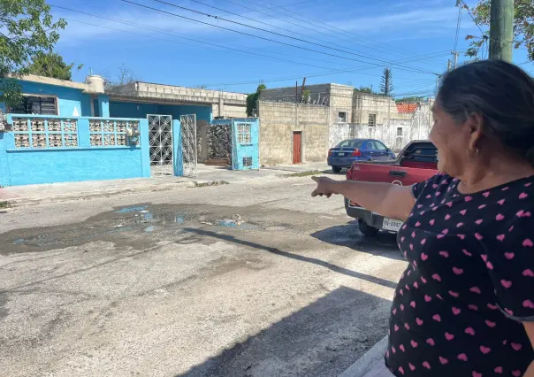 Vecinos de la colonia Los Reyes en Mérida reportan baches en sus calles