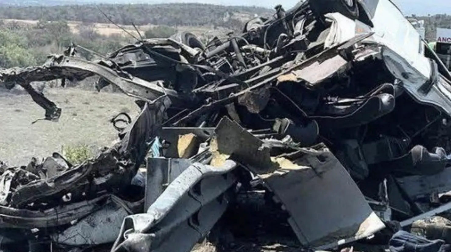 Camioneta destruida tras trágico accidente en Puebla. Foto: Carlos Rocha