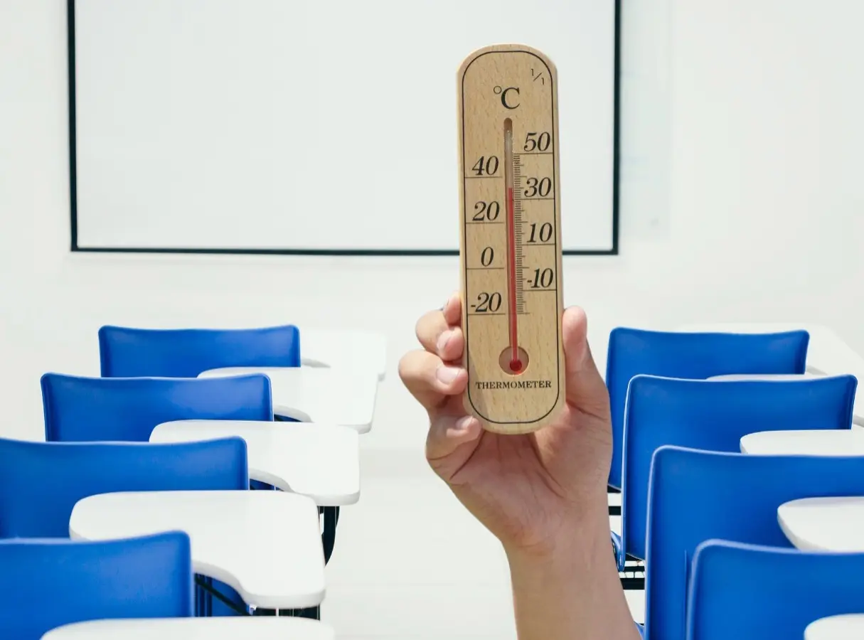 Las autoridades estatales han determinado no suspender clases en Nuevo León ya que se han establecido medidas preventivas y de atención inmediata en los planteles escolares. Foto: Canva.