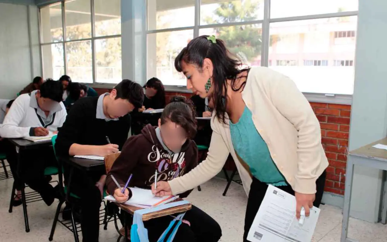 Maestra en salón de clases. Foto: Gobierno de México
