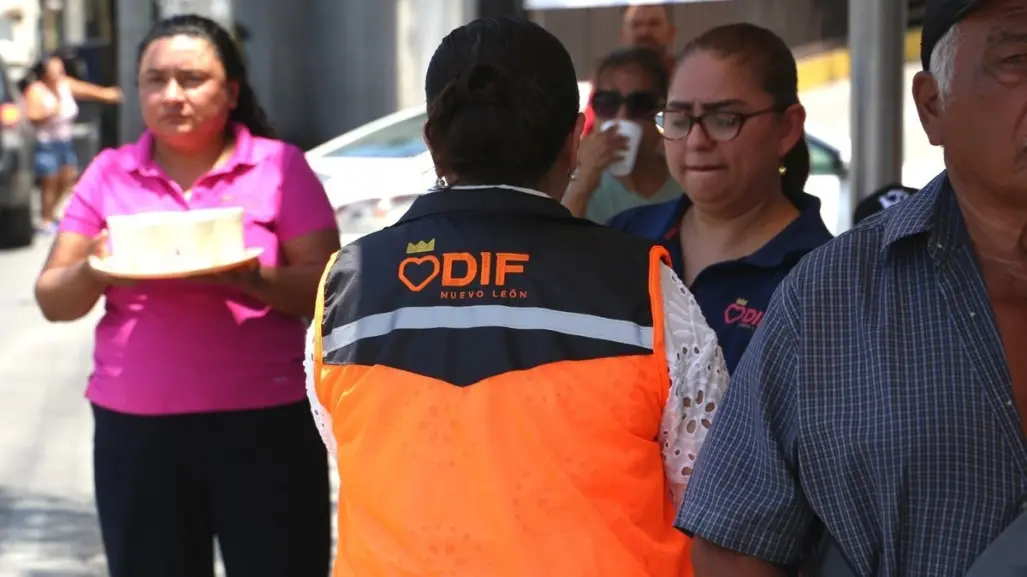 DIF Nuevo León responde con agua y refugio para proteger a la gente del calor