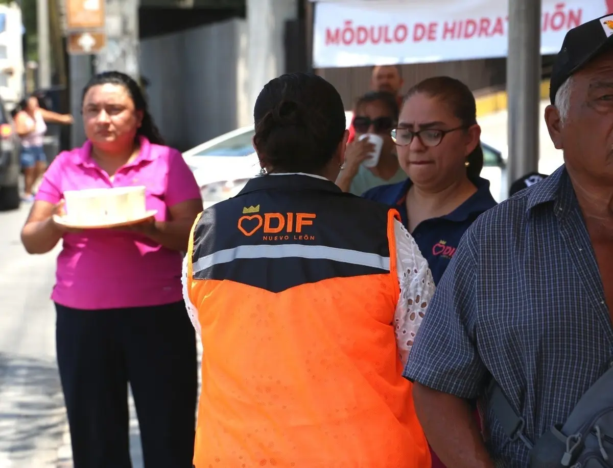 Las acciones del DIF Nuevo León buscan no solo proveer hidratación, sino también crear una red de protección ante los riesgos que implican las altas temperaturas. Foto: DIF Nuevo León.
