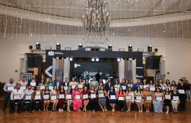 David de la Peña reconoce la trayectoria de docentes de Santiago 