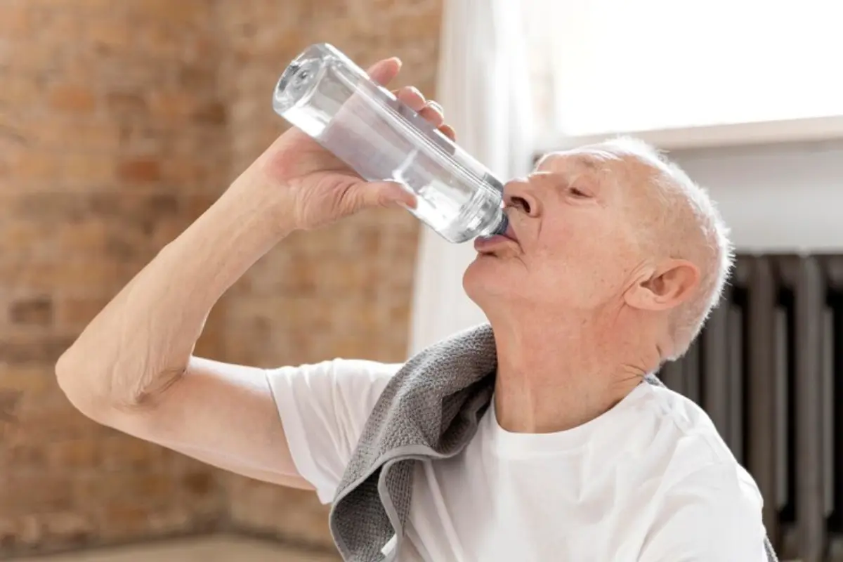 Freepik : abuelito hidratandose