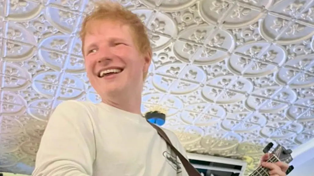 ED SHEERAN DESPECHADO, sorprende a mexicanos en karaoke