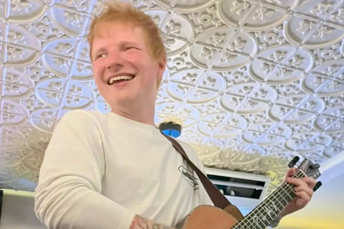 Ed Sheeran llegó de sorpresa a Sala de Despecho para interpretar sus icónicas canciones. CRÉDITO: ED SHEERAN CREW