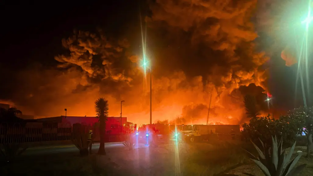 Evacúan a 60 personas por incendio en empresa de Ciénega de Flores
