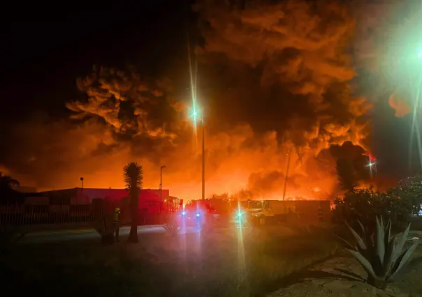 Evacúan a 60 personas por incendio en empresa de Ciénega de Flores