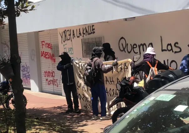 Jóvenes encapuchados vandalizan INE y PRI estatal de Veracruz