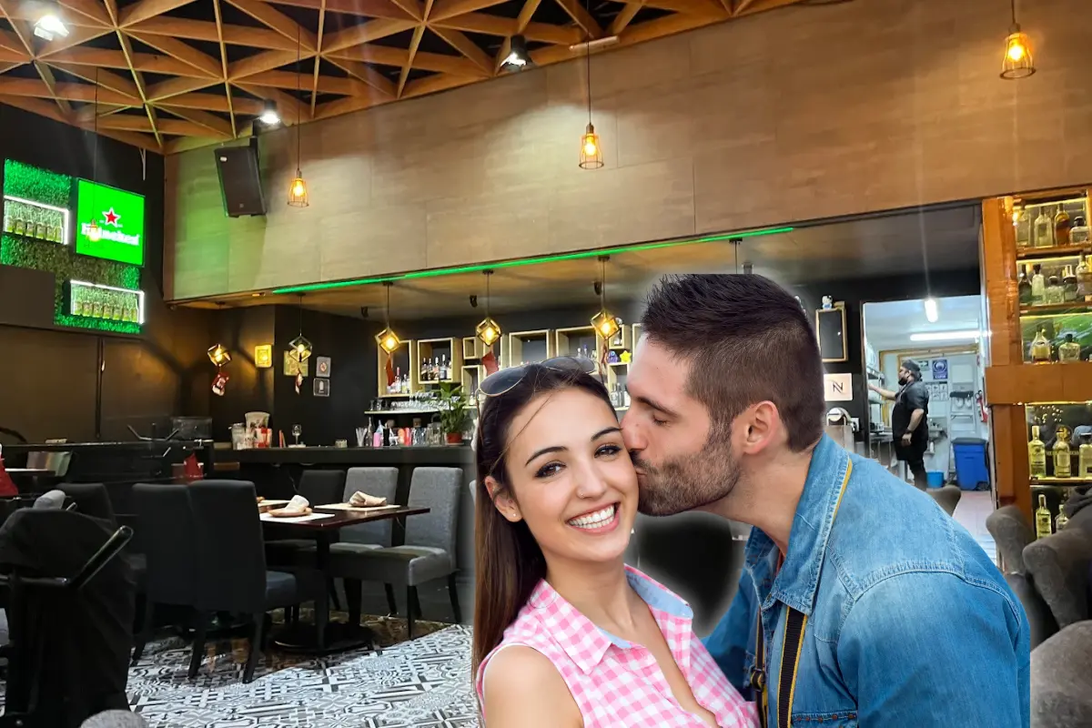 De fondo restaurante barato en CDMX, pareja feliz. Foto: Maps (Pato) | Canva