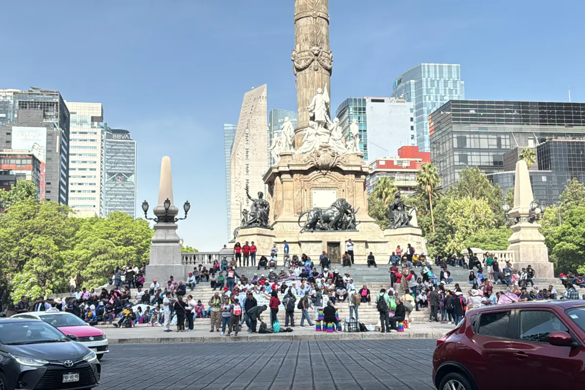 Integrantes de la CNTE listos para iniciar su marcha desde el Ángel de la Independencia en CDMX. Foto: Ramón Ramírez
