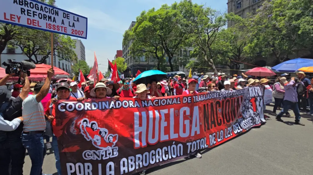 Así se manifiestan maestros de la CNTE y del SNTE en CDMX por Día del Maestro