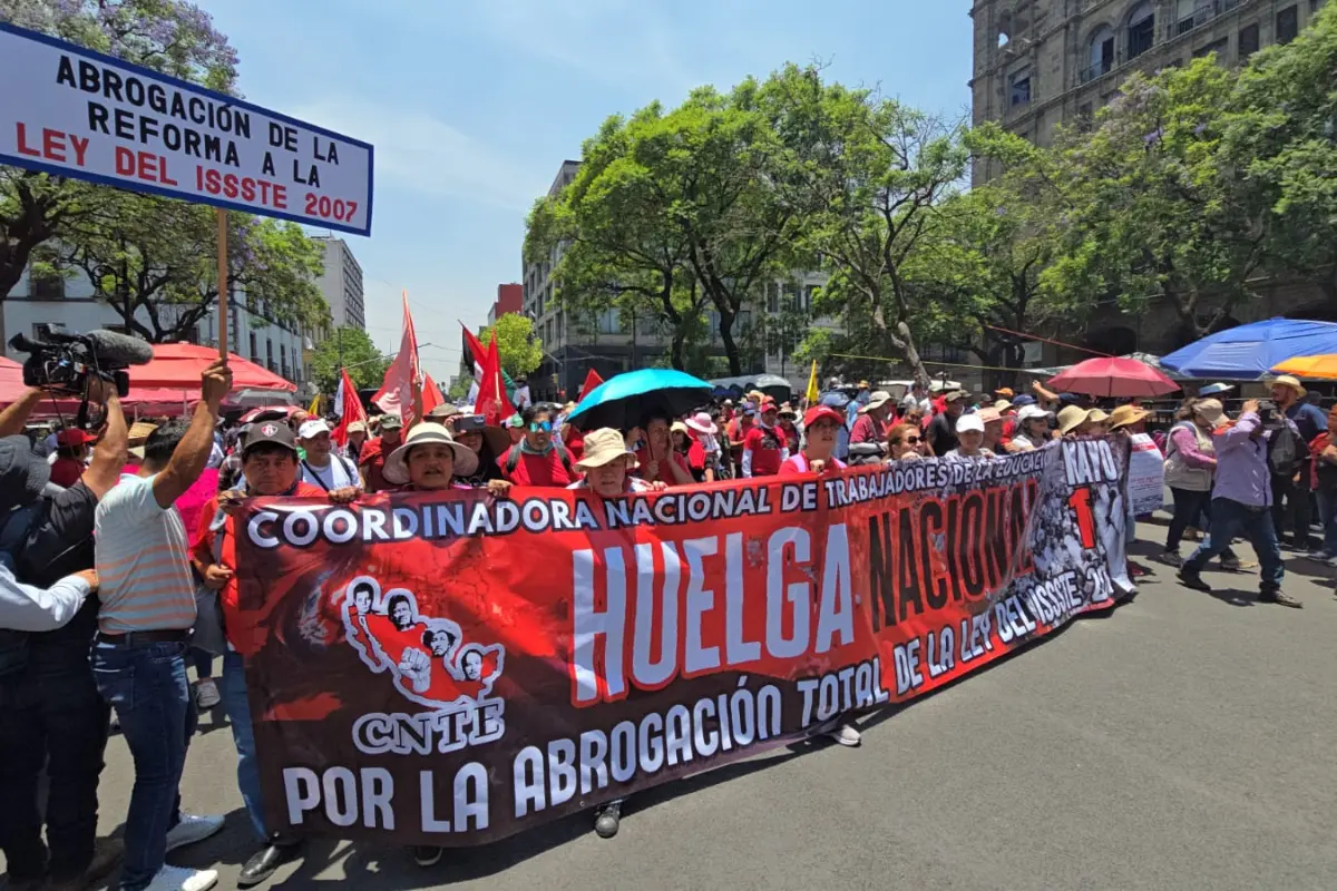 Así se ve la marcha de la CNTE y del SNTE en CDMX. Foto: Mario Flores