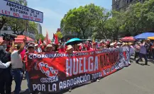 Así se manifiestan maestros de la CNTE y del SNTE en CDMX por Día del Maestro