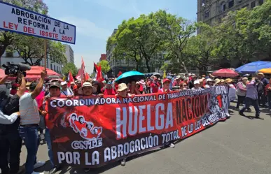 Así se manifiestan maestros de la CNTE y del SNTE en CDMX por Día del Maestro