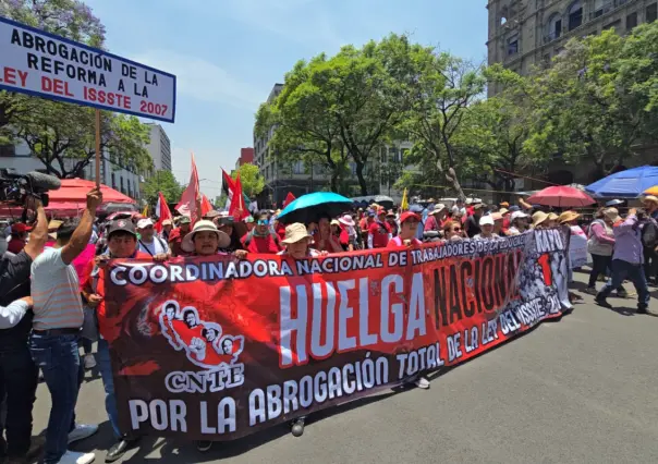 Así se manifiestan maestros de la CNTE y del SNTE en CDMX por Día del Maestro