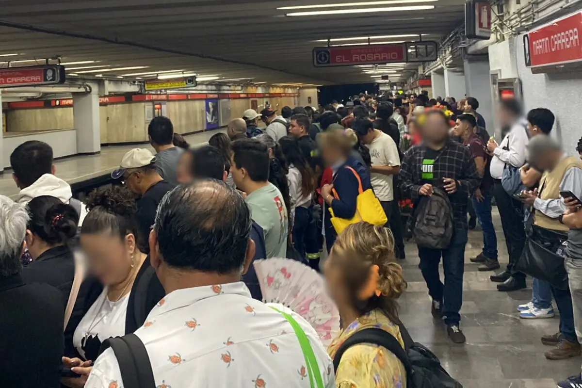 Personas esperando el tren en la Línea 6 del Metro de CDMX. Foto: X (@efrendmg) | Canva