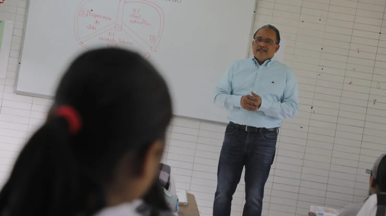 El alcalde de Escobedo, Andrés Mijes, regresó al salón de clases para conmemorar el Día del Maestro. Foto: Gobierno de Escobedo.