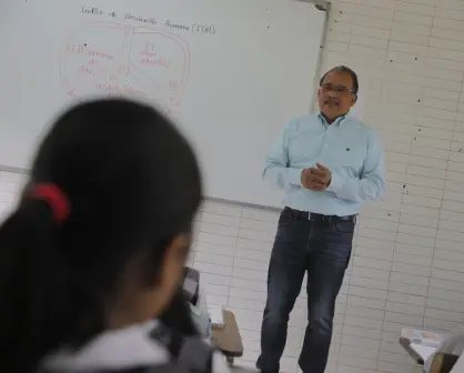 Andrés Mijes da clases para celebrar el Día del Maestro en Escobedo
