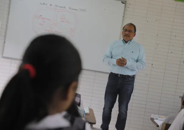 Andrés Mijes da clases para celebrar el Día del Maestro en Escobedo