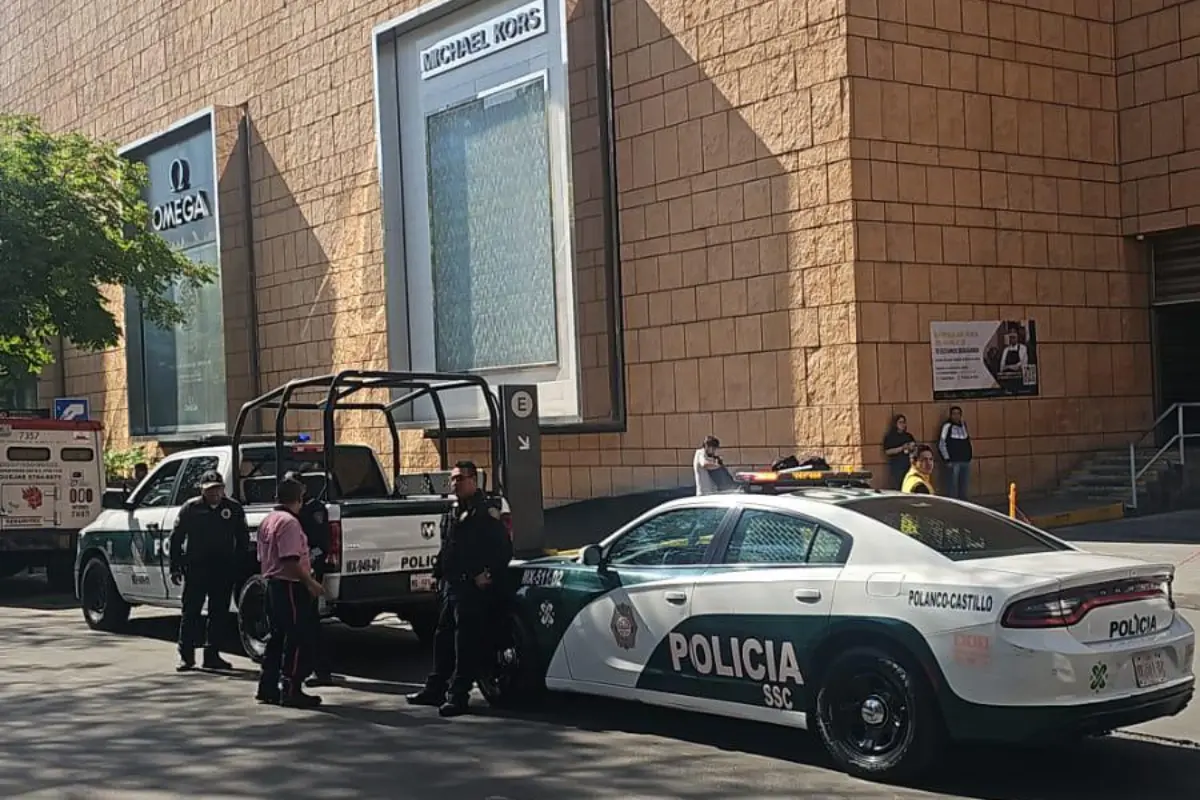 Personal de la SSC luego de incidente de trabajador en Polanco. Foto: Ramón Ramírez