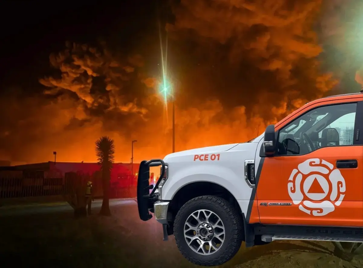 Protección Civil de Ciénega de Flores ha informado que no existen riesgos para la población, ya que el incendio fue contenido y no hubo fuga de sustancias peligrosas. Foto: Protección Civil de Nuevo León/Canva.
