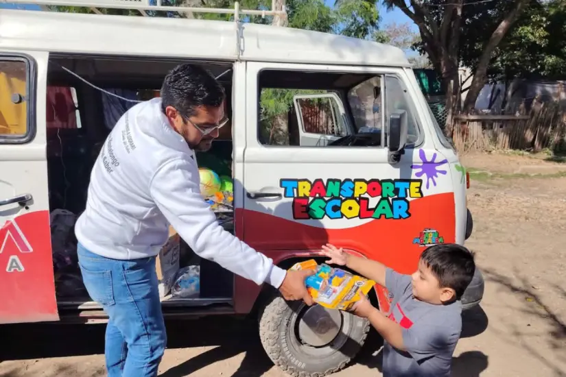 El profe Paco seguirá trasladando a sus alumnos hasta que Dios lo permita | Foto: FB La combi del saber