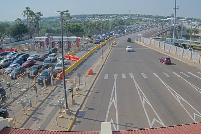 Filas larguísimas en el puente Juárez - Lincoln | Foto: cámaras
