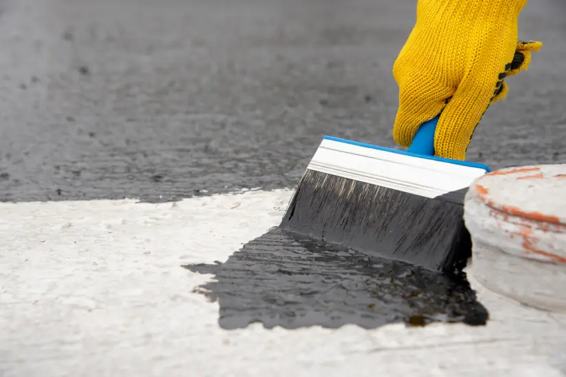 Esta temporada de lluvias, protege tu hogar impermeabilizando la azotea de forma económica y sencilla. Foto: Canva