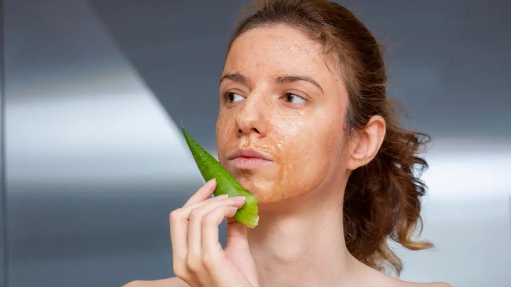 ¡Tan bueno como una mascarilla! Dile adiós a las arrugas con este sérum natural
