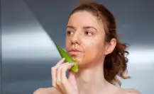 ¡Tan bueno como una mascarilla! Dile adiós a las arrugas con este sérum natural