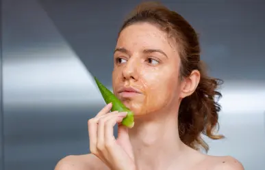 ¡Tan bueno como una mascarilla! Dile adiós a las arrugas con este sérum natural