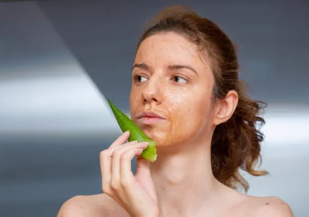 ¡Tan bueno como una mascarilla! Dile adiós a las arrugas con este sérum natural