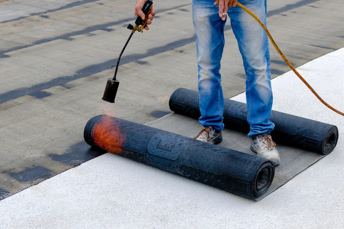 Aprende a proteger tu casa de la lluvia impermeabilizando la azotea sin gastar demasiado dinero en el proceso. Foto: Canva