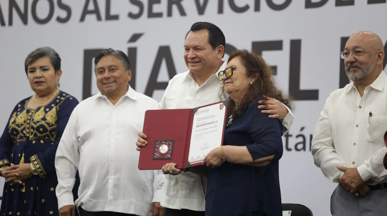 Maestros yucatecos fueron reconocidos por sus 30, 40 y 50 años de servicio en el marco de una ceremonia por el Día del Maestro.- Fuente Gobierno del Estado
