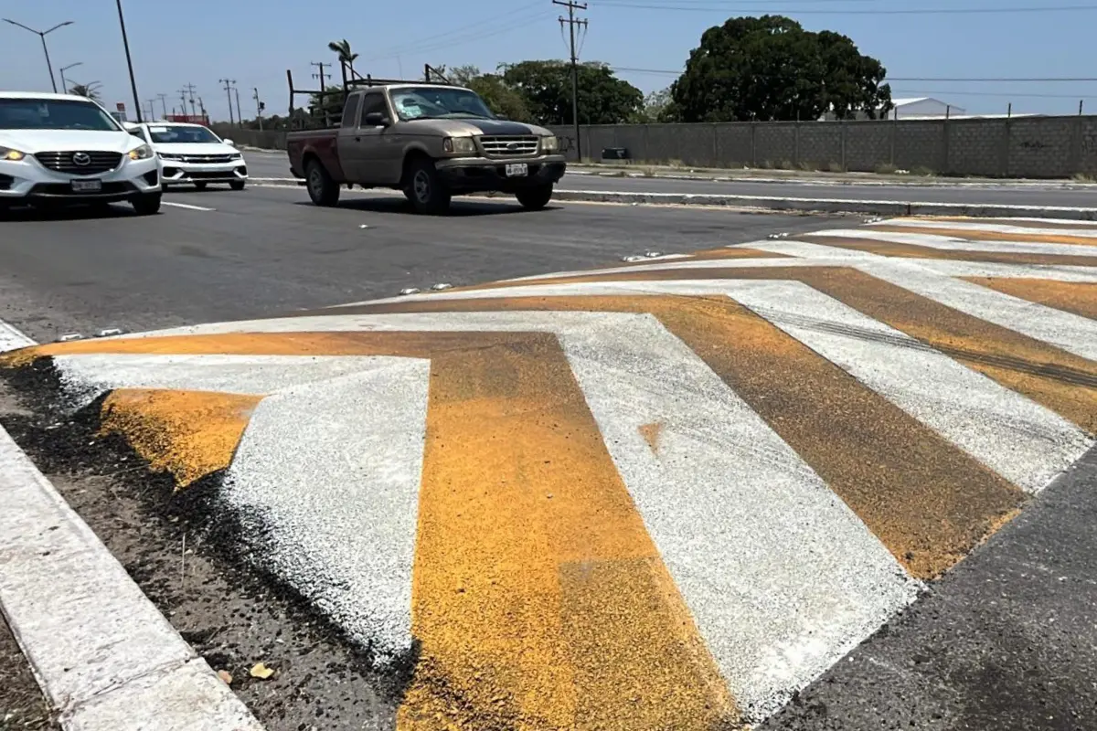 Los reductores de velocidad fueron instalados en el paso inferior de la Calzada San Pedro de Tampico. Foto: Axel Hassel