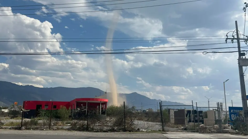 Torbellino sorprende a habitantes al oriente de Saltillo