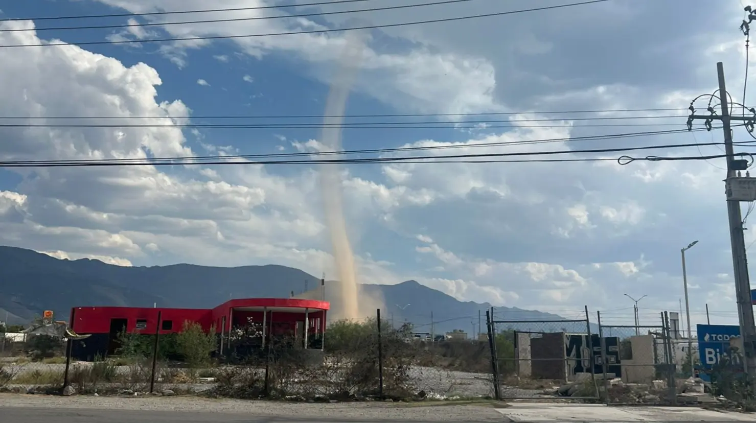 Imagen del torbellino captado al oriente de Saltillo. (Fotografía: X:@luisdalman)