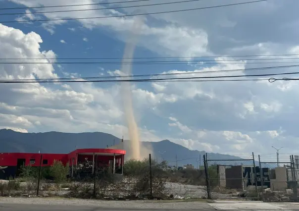 Torbellino sorprende a habitantes al oriente de Saltillo