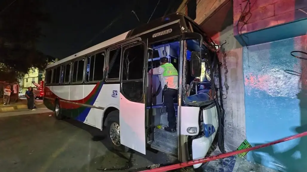 ¡Fuera de control! Autobús se estrella contra vivienda en Tlalnepantla