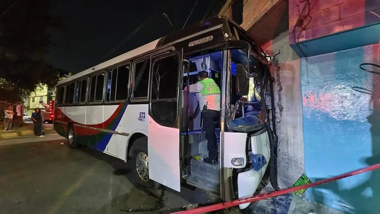 ¡Fuera de control! Autobús se estrella contra vivienda en Tlalnepantla. Foto: Tlalnepantla Informativo