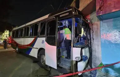 ¡Fuera de control! Autobús se estrella contra vivienda en Tlalnepantla