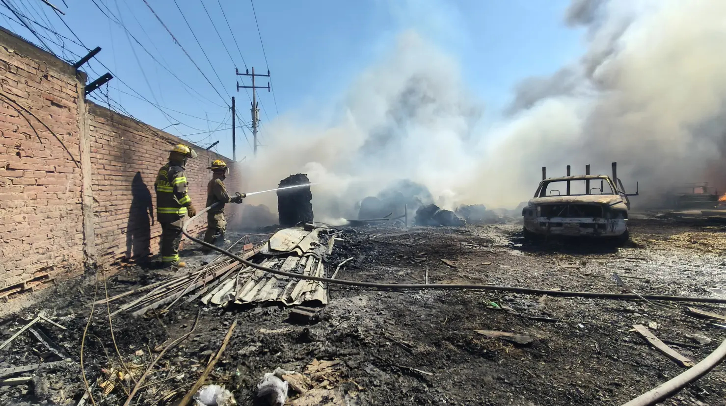 Se contó con cinco unidades del Cuerpo de Bomberos de Saltillo, 3 pipas del Gobierno Municipal; una pipa de Ramos Arizpe, una de Arteaga, además de un camión de bomberos del aeropuerto y cinco camiones cisterna./ Marco Juárez
