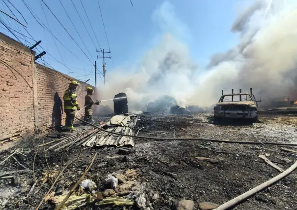 Incendio en recicladora de Saltillo controlado al 100%, evacuan a 300 empleados