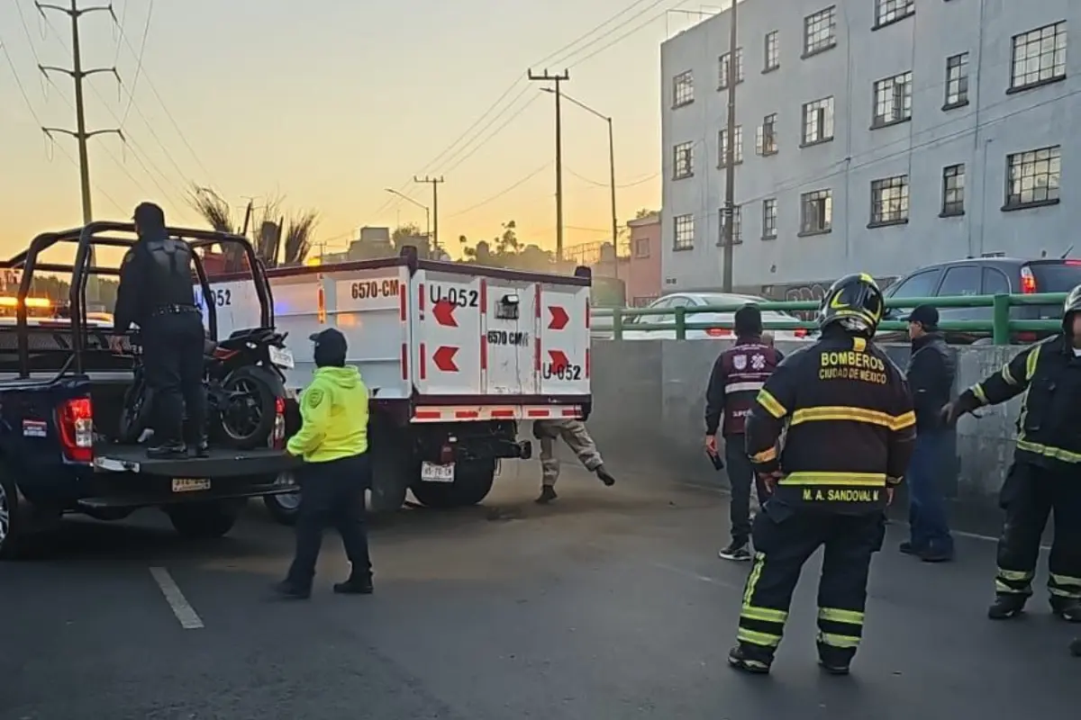 Servicios de emergencia retirando la moto del motociclista que murió en CDMX. Foto: Ramón Ramírez