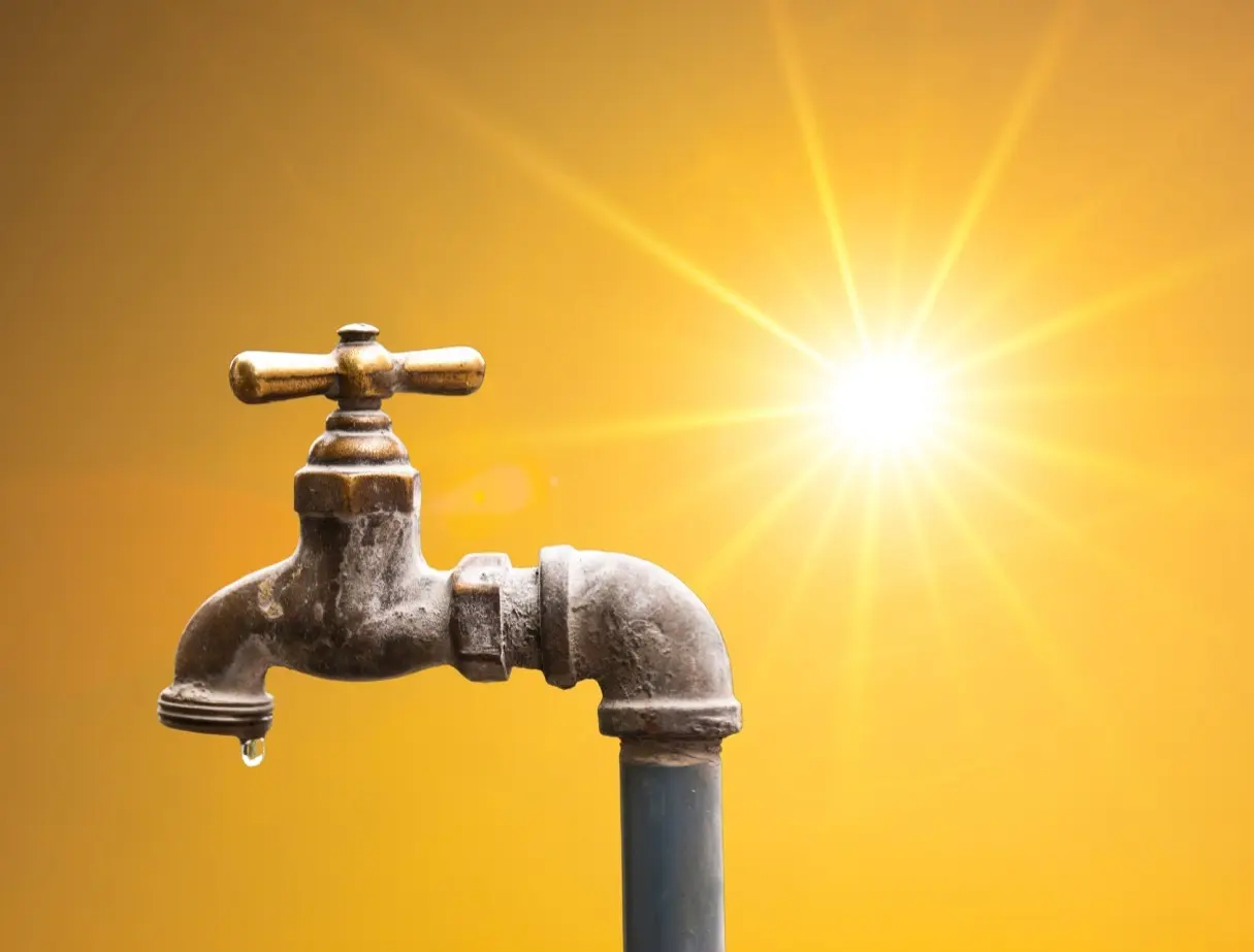 Se hace un llamado a reportar cualquier fuga de agua o drenajes tapados a los números de atención. Foto: Canva.