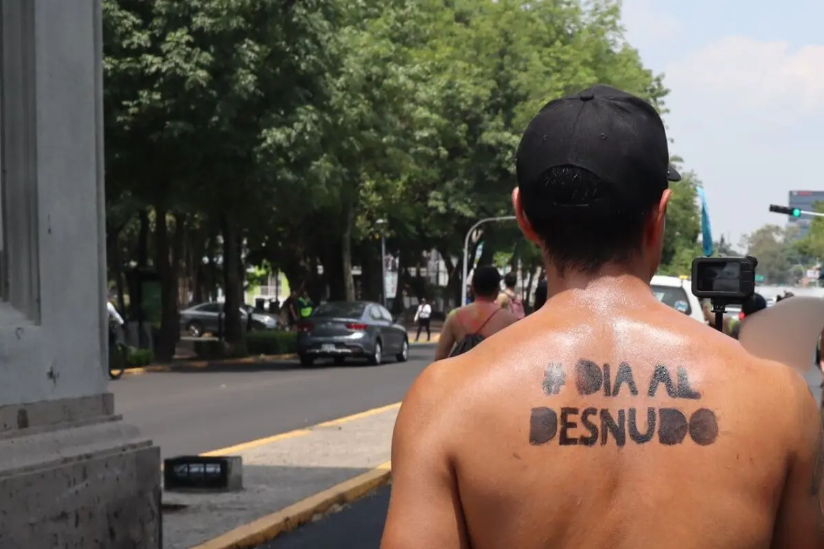 Manifestación Día al Desnudo 2024 en CDMX. Foto: X (@DiaAlDesnudo) | Canva