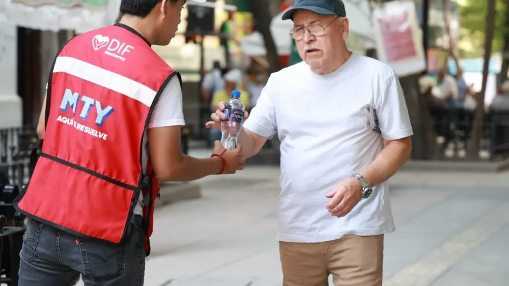 DIF Monterrey activa operativo de hidratación ante altas temperaturas