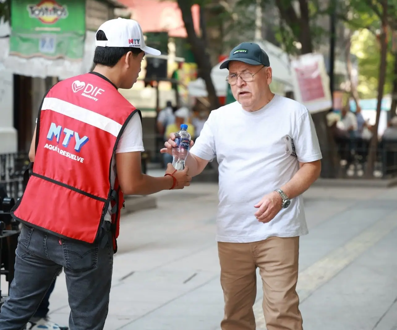 El DIF Monterrey ha desplegado su operativo de hidratación en puntos clave de la ciudad. Foto: DIF Monterrey.